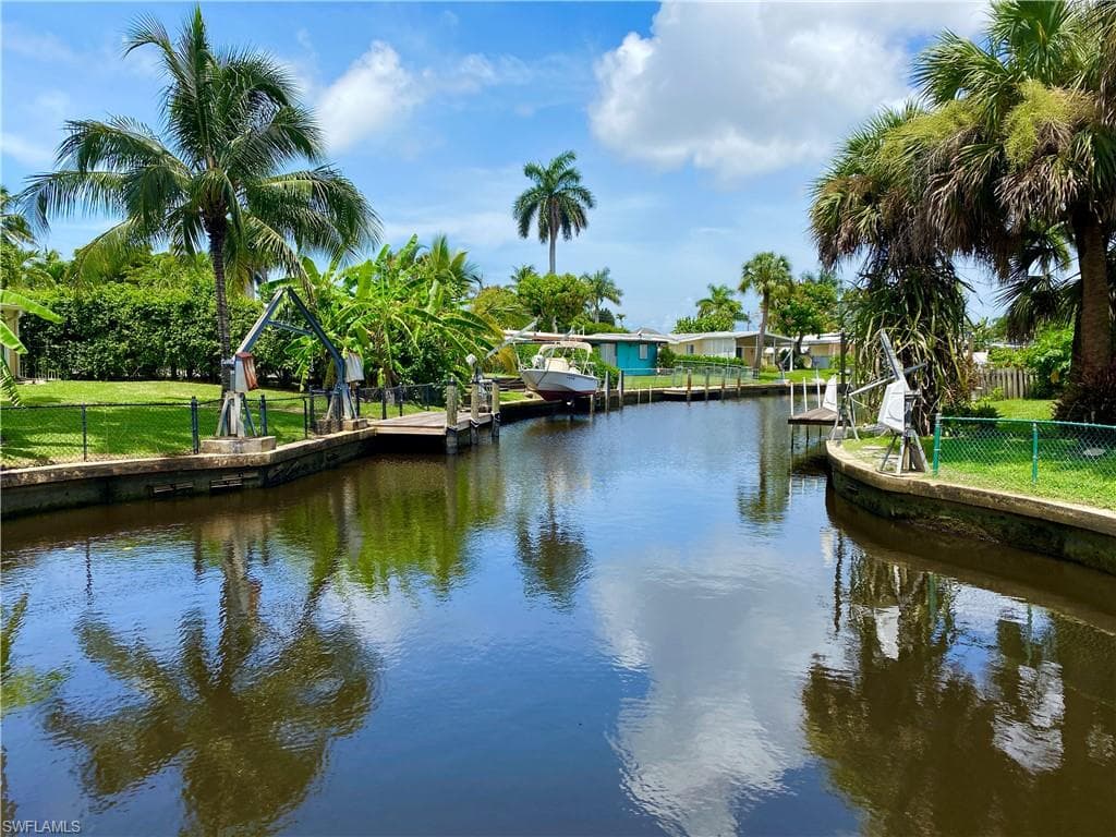 1880 Holiday LN NAPLES, FL 34104