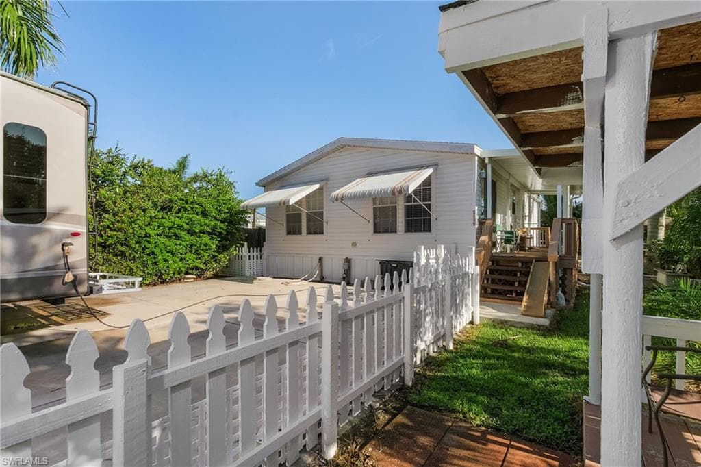 5698 Meadowlark LN BOKEELIA, FL 33922