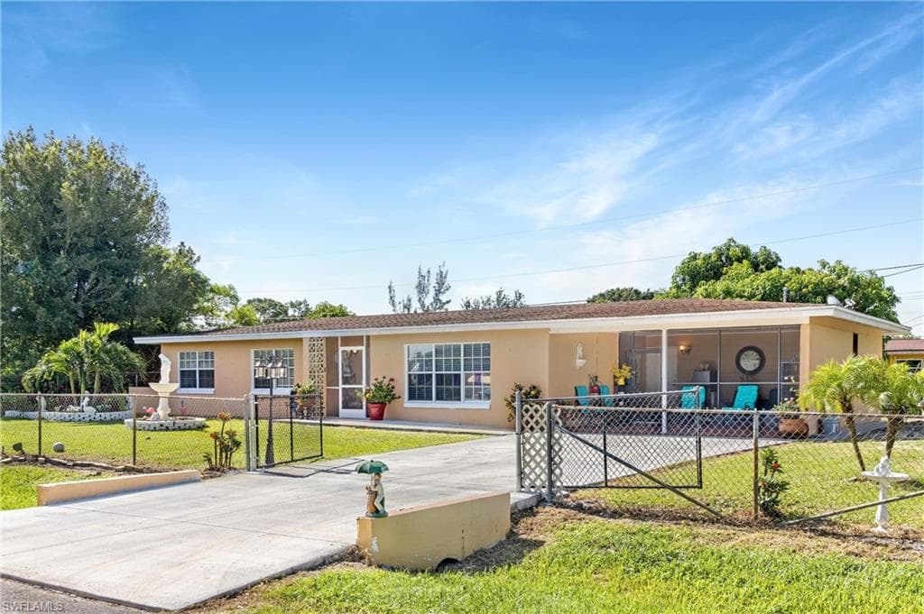 300 Oregon RD W LEHIGH ACRES, FL 33936