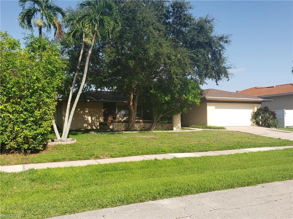 109 Beachcomber ST MARCO ISLAND, FL 34145
