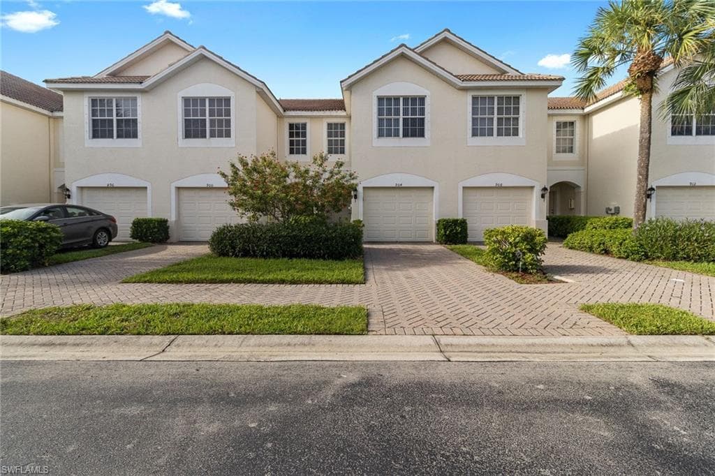 904 Hampton CIR 94 NAPLES, FL 34105