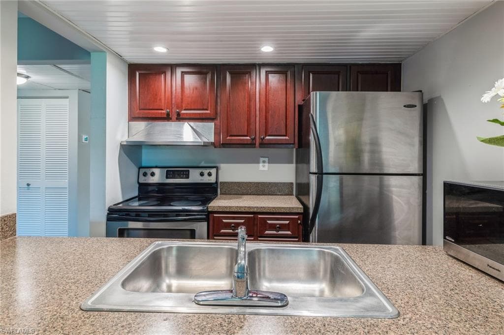 1083 Forest Lakes DR 6105 NAPLES, FL 34105
