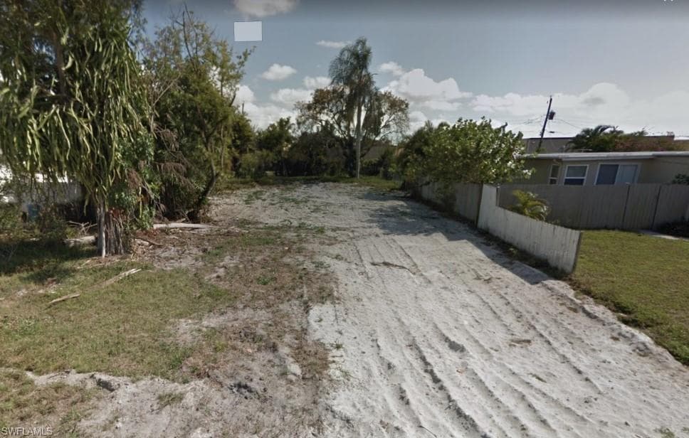 2084 Flowers DR FORT MYERS, FL 33907