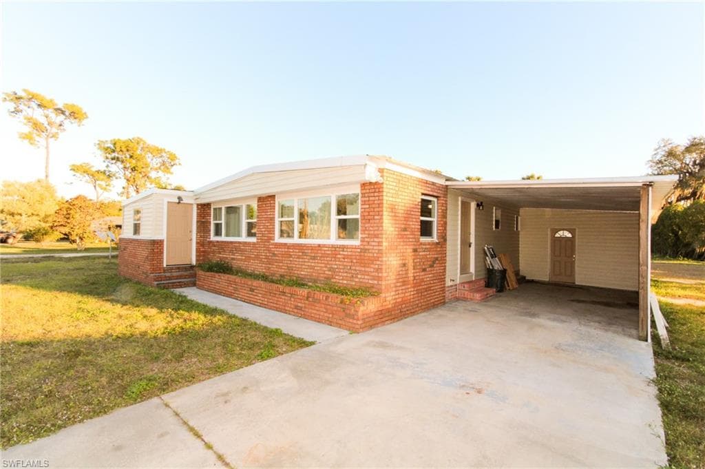 718 Lady Bird LN NORTH FORT MYERS, FL 33917