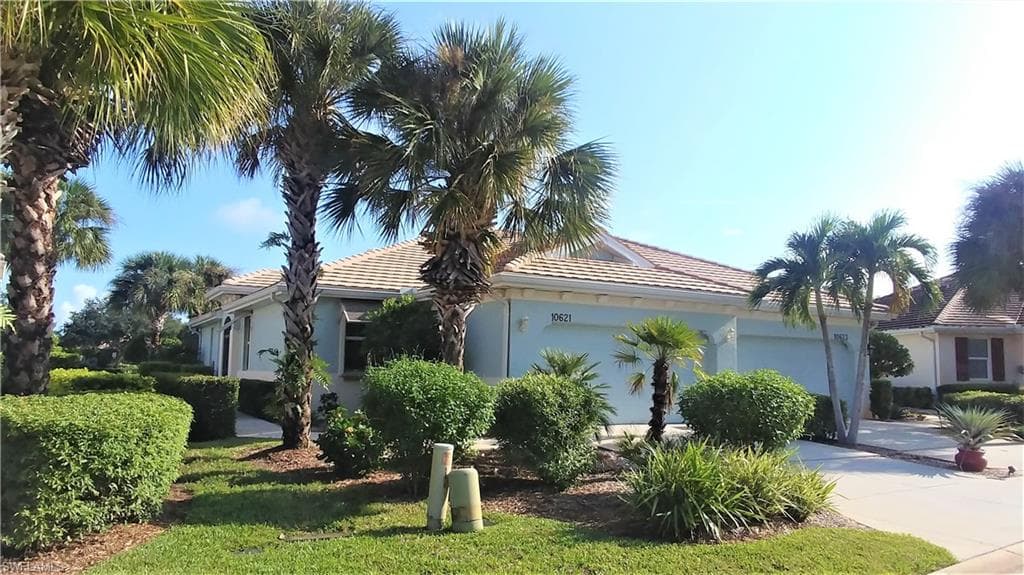 10621 Camarelle CIR FORT MYERS, FL 33913