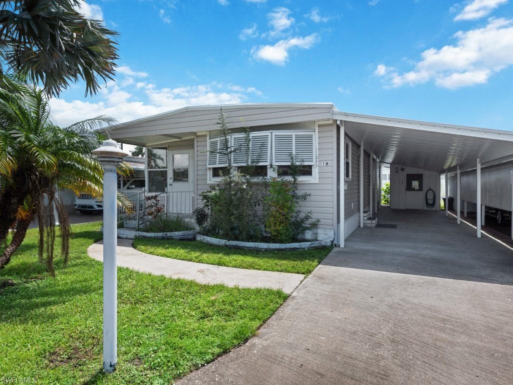 19 Topaz LN T-19 NAPLES, FL 34112