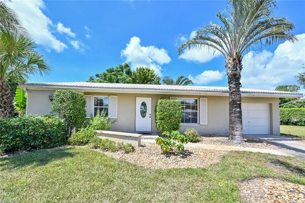 22 Lanai CIR 22 NAPLES, FL 34112
