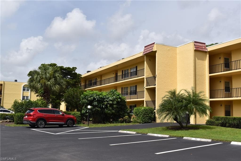 1085 Forest Lakes DR 8109 NAPLES, FL 34105