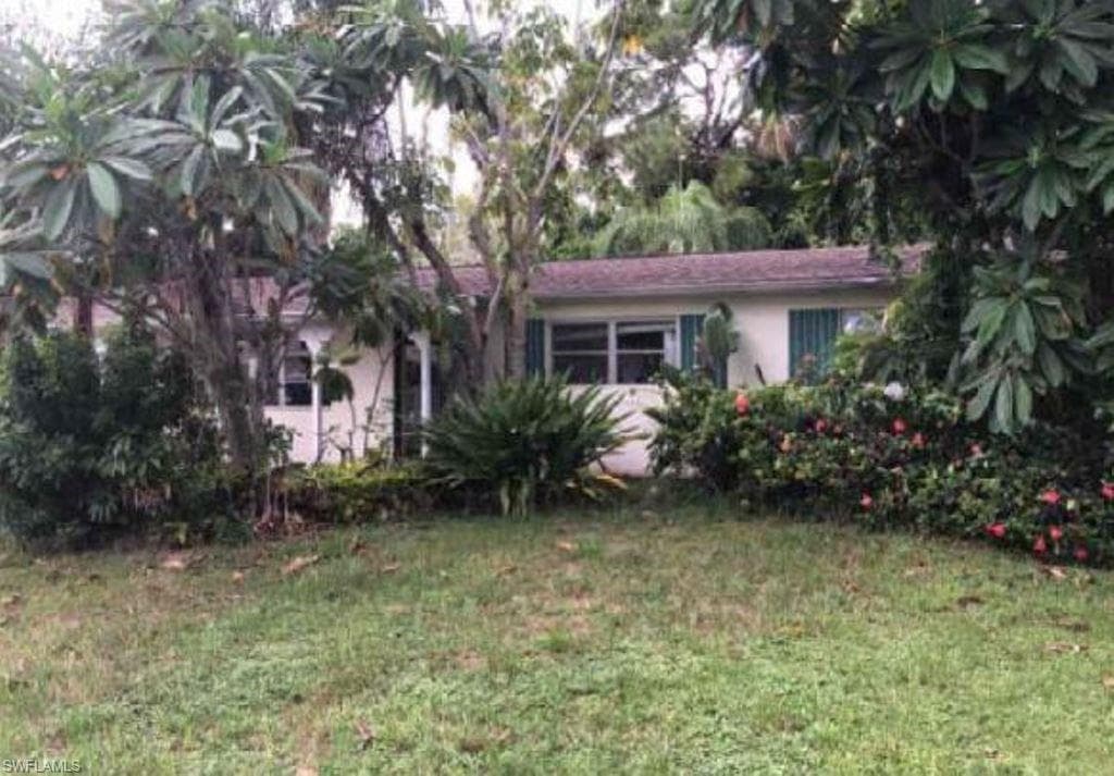 465 8th ST N NAPLES, FL 34102