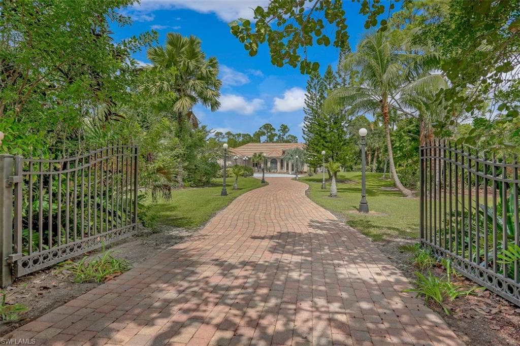 6481 LIVINGSTON WOODS LN NAPLES, FL 34109