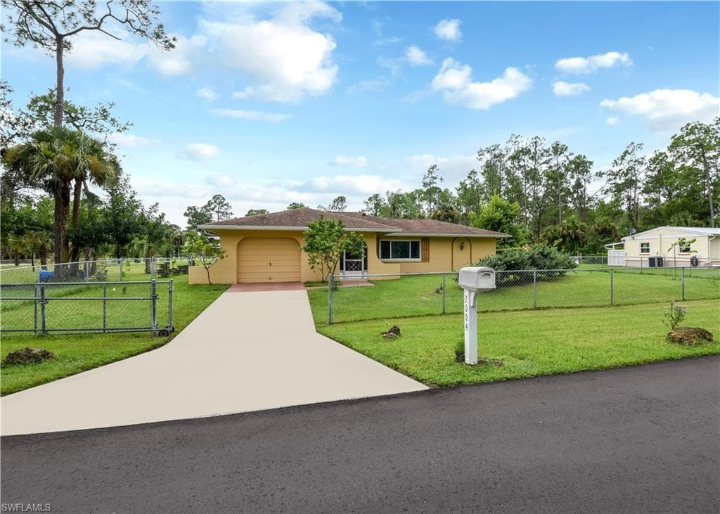 2004 E 9th ST LEHIGH ACRES, FL 33936