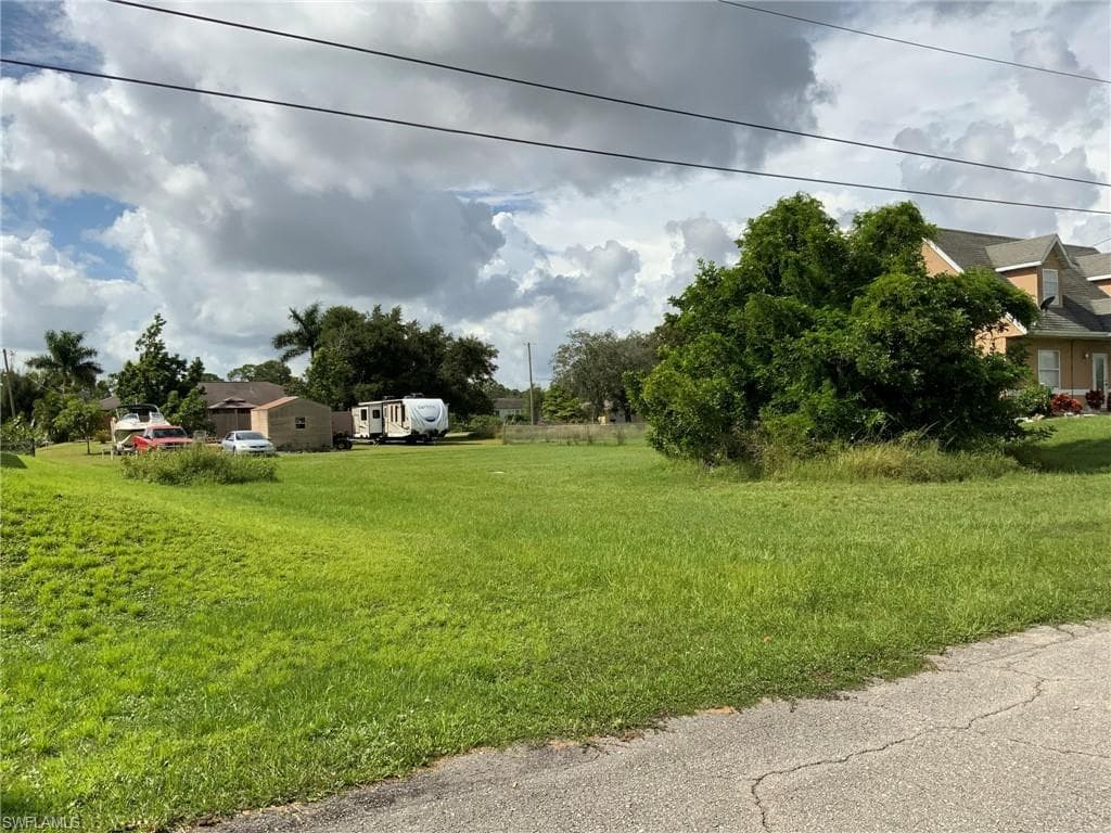 3905 6th ST W LEHIGH ACRES, FL 33971