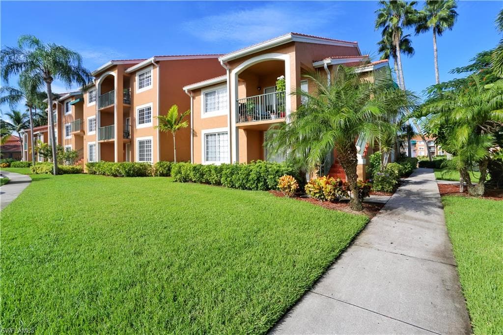 1275 Wildwood Lakes BLVD 2-105 NAPLES, FL 34104