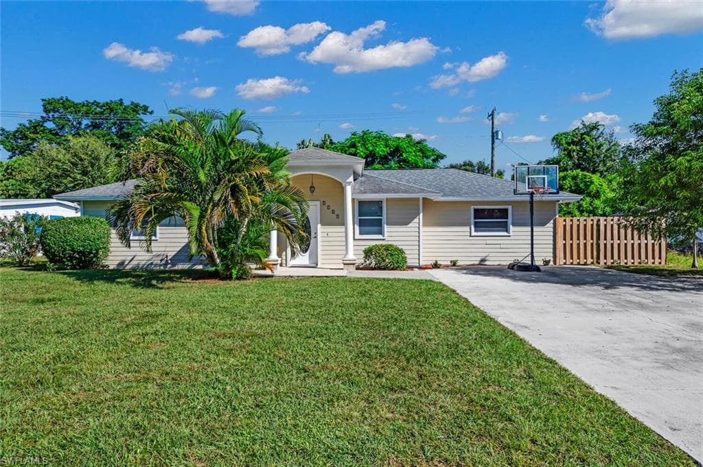 1109 Alhambra CIR N NAPLES, FL 34103