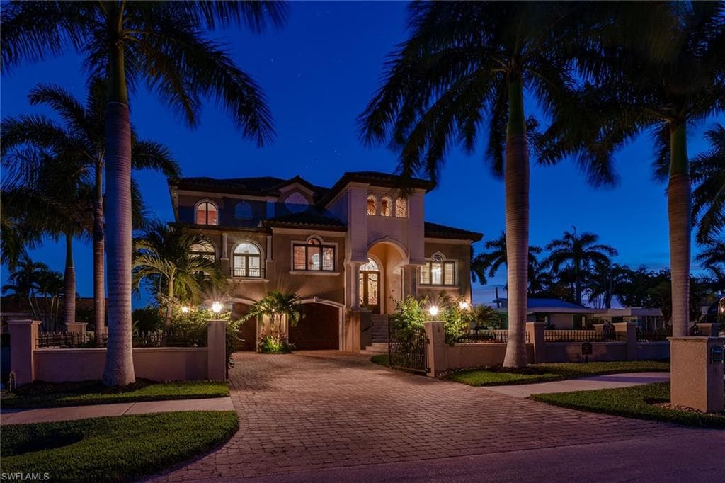 8 Pelican ST W NAPLES, FL 34113