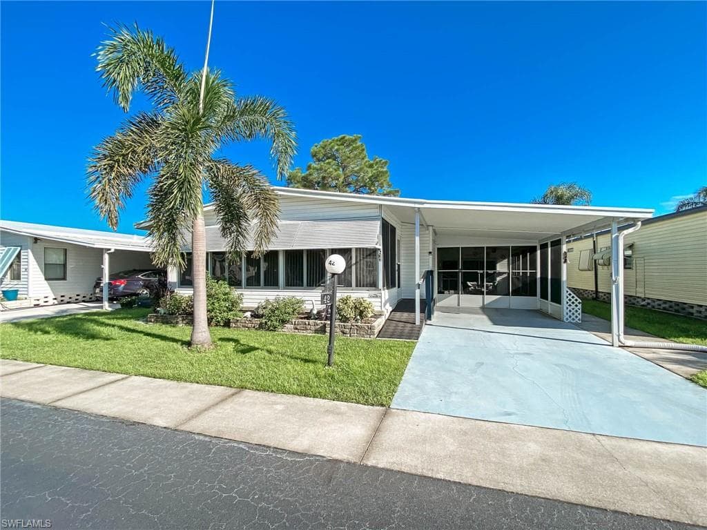 42 Sunset CIR NORTH FORT MYERS, FL 33903