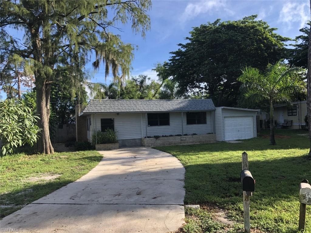 2105 Flowers DR FORT MYERS, FL 33907