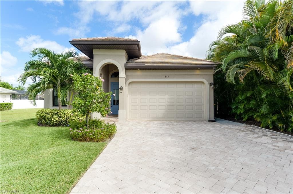 613 105th AVE N NAPLES, FL 34108