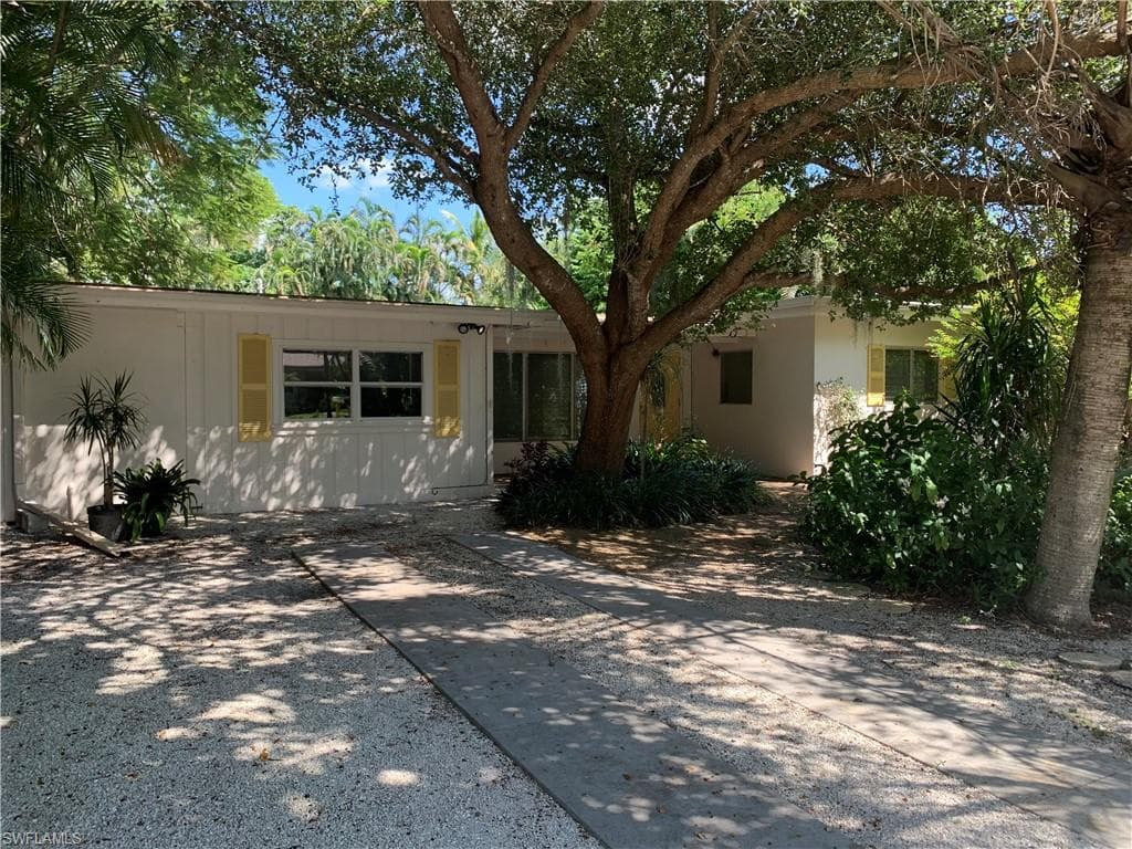 1039 Wisconsin DR NAPLES, FL 34103