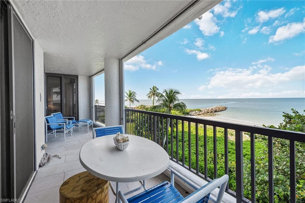 2361 Gulf Shore BLVD N 306 NAPLES, FL 34103