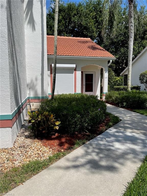 505 Windsor SQ 6-102 NAPLES, FL 34104