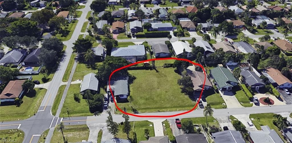686 97th AVE N NAPLES, FL 34108