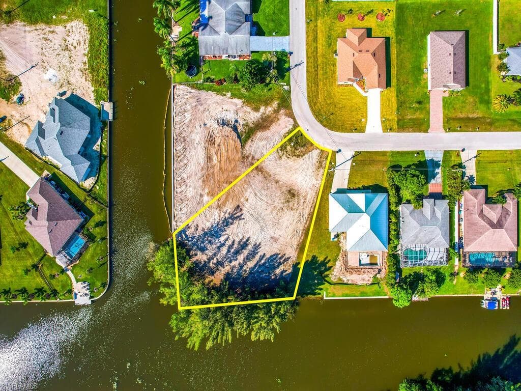 216 SW 20th ST CAPE CORAL, FL 33991