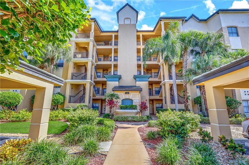 200 Vintage CIR D-201 NAPLES, FL 34119