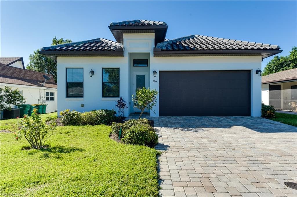 684 108th AVE N NAPLES, FL 34108