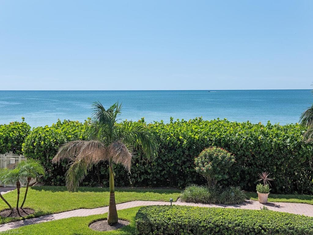 9051 Gulf Shore DR 103 NAPLES, FL 34108