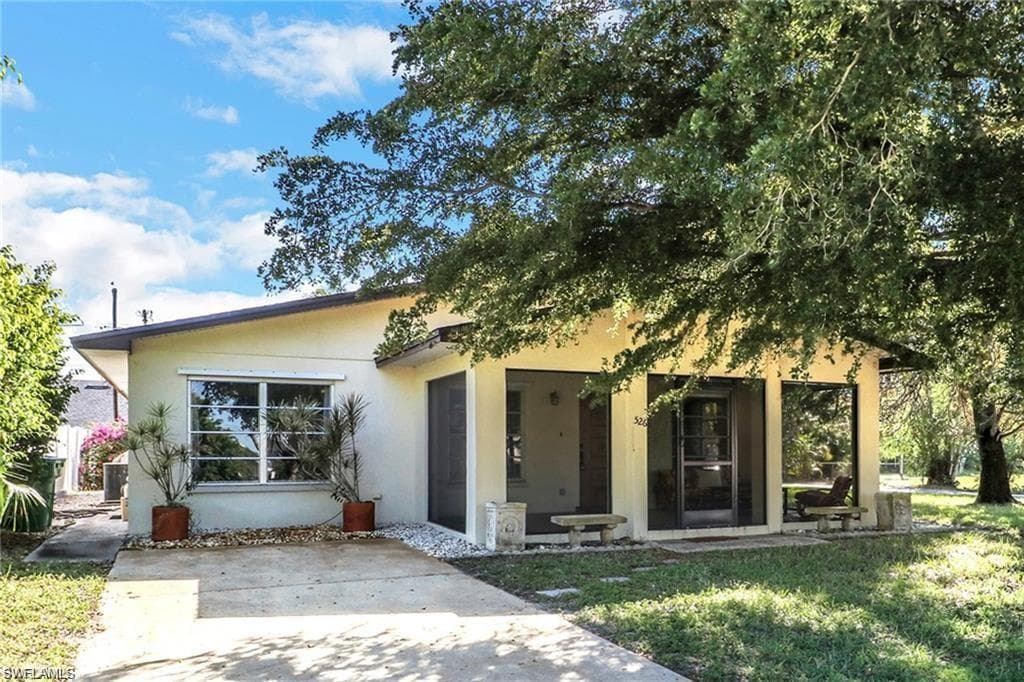 526 106th AVE N NAPLES, FL 34108
