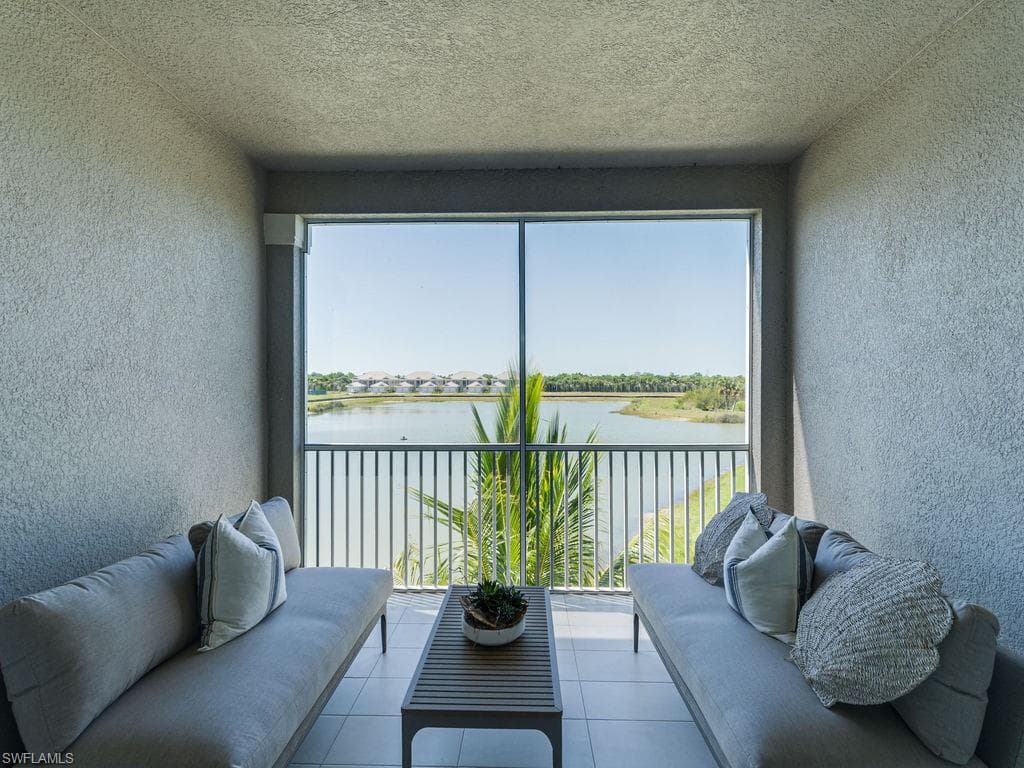 163 Indies Drive East 102 NAPLES, FL 34114