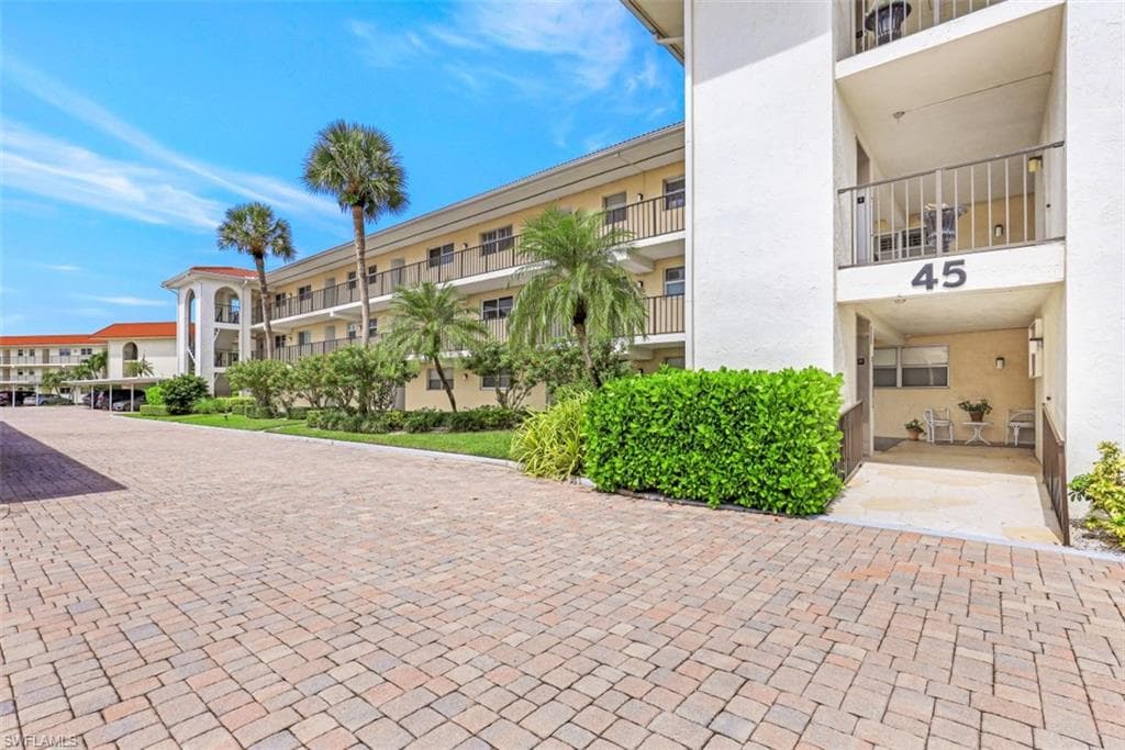 45 High Point CIR S 303 NAPLES, FL 34103