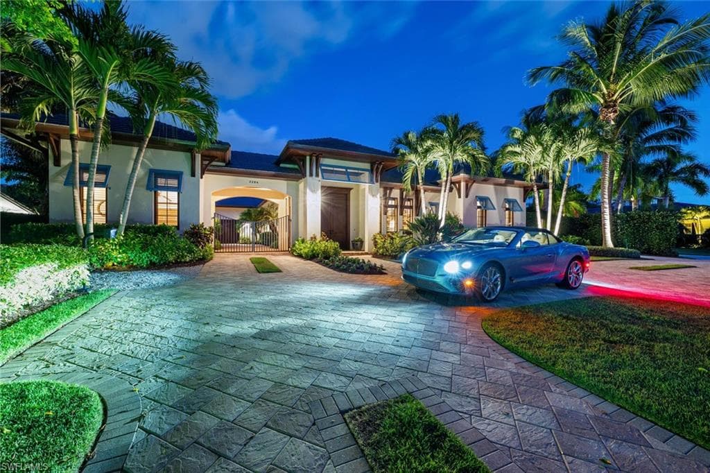 2284 Crayton RD NAPLES, FL 34103