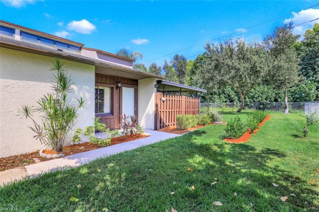 8815 Somerset BLVD FORT MYERS, FL 33919