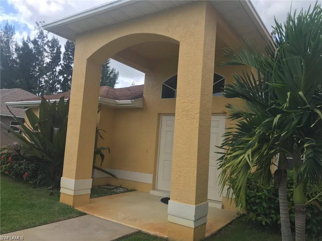 137 SE 16th ST CAPE CORAL, FL 33990
