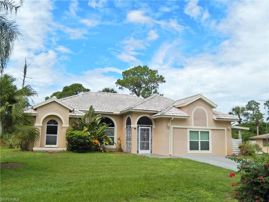 717 Columbus AVE LEHIGH ACRES, FL 33972