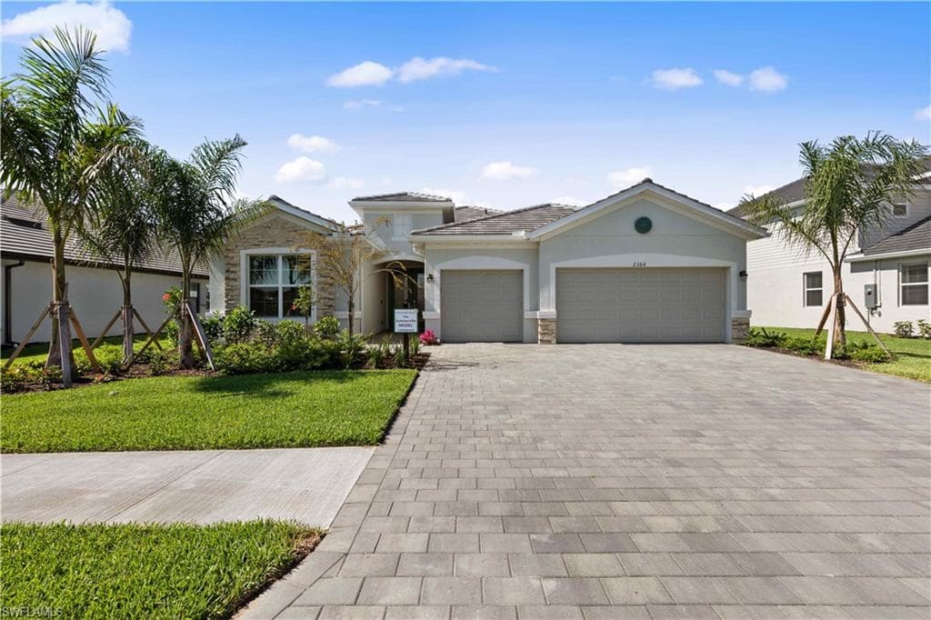 2366 Tangerine LN NAPLES, FL 34120