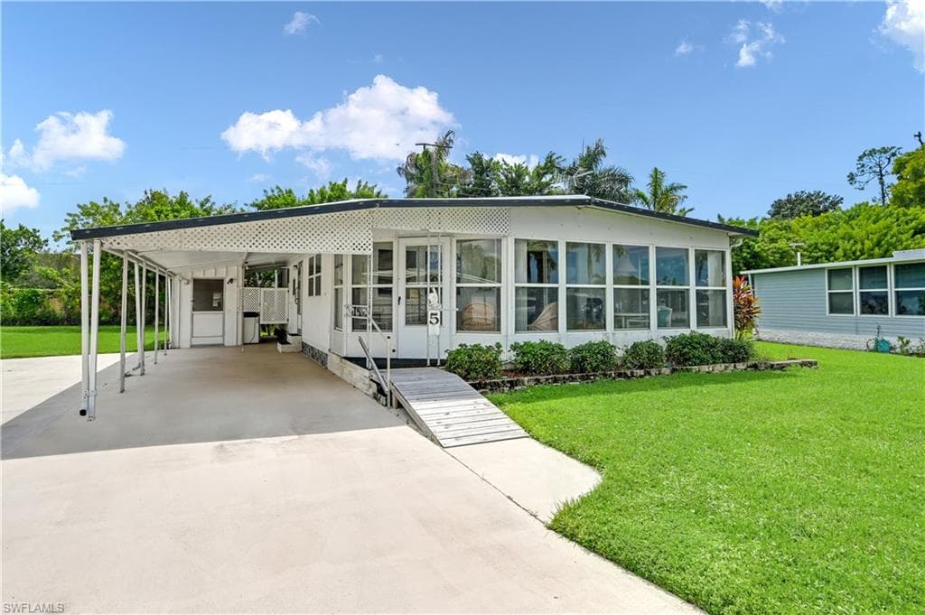 5 Moonstone CIR M-5 NAPLES, FL 34112
