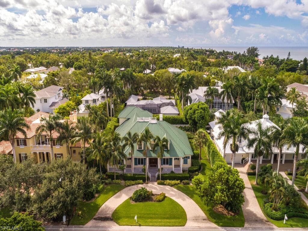 194 4th AVE N NAPLES, FL 34102