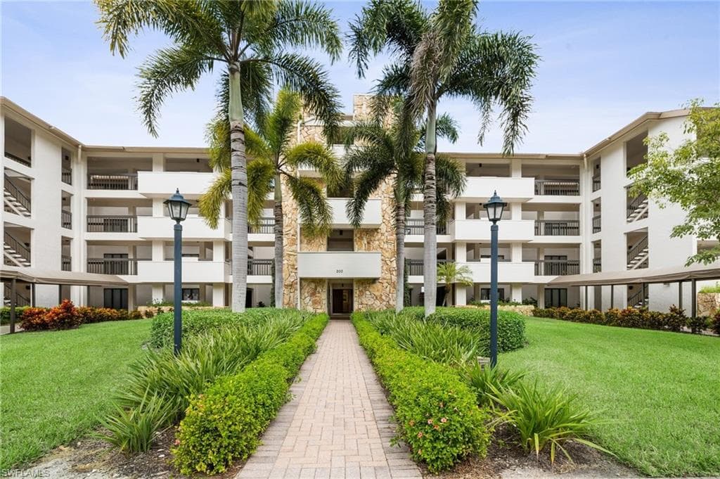 200 Wyndemere WAY B-103 NAPLES, FL 34105