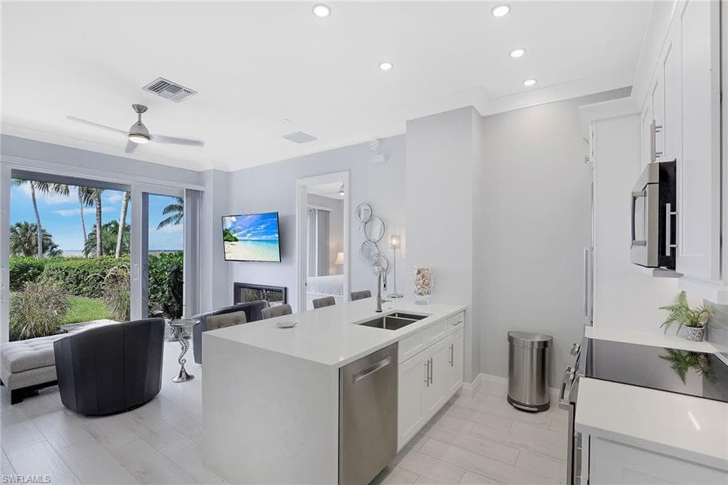 140 Seaview CT 103N MARCO ISLAND, FL 34145