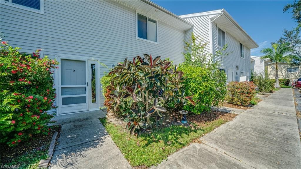 13160 Kings Point DR 7 FORT MYERS, FL 33919