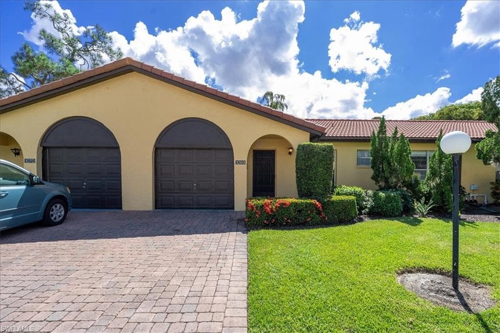 1069 Forest Lakes DR 1-B NAPLES, FL 34105