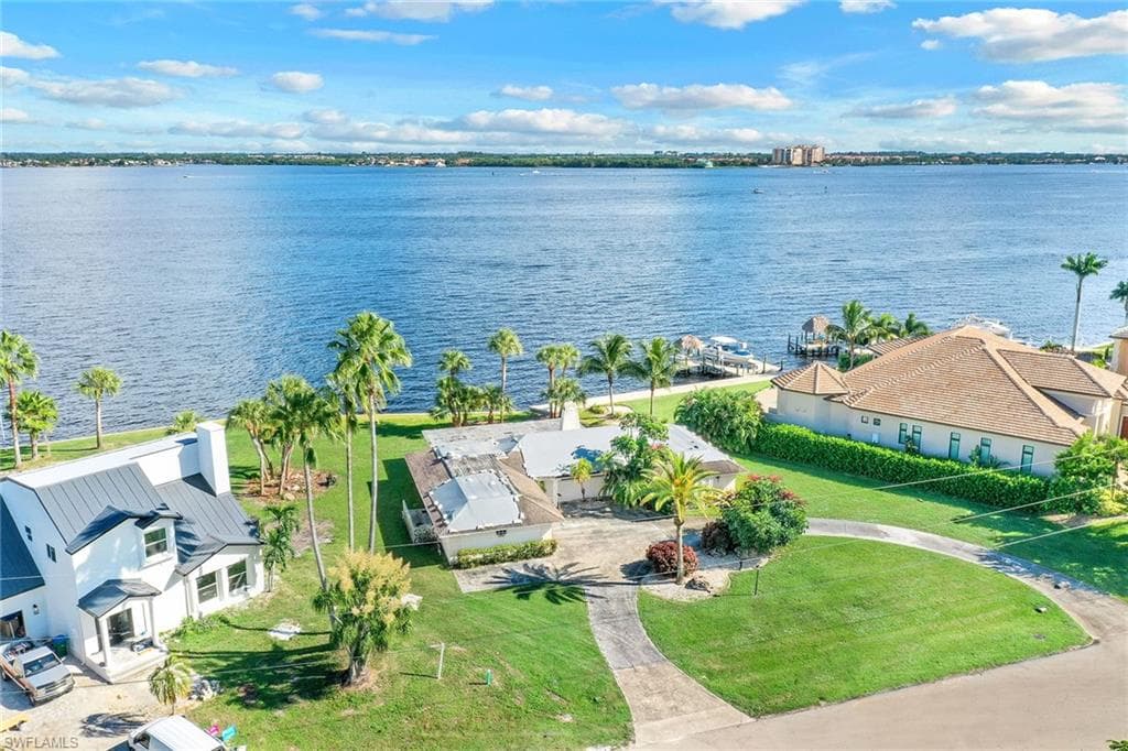 5271 Nautilus DR CAPE CORAL, FL 33904