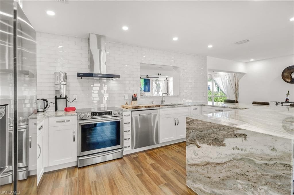 1004 Lake Shore DR NAPLES, FL 34103
