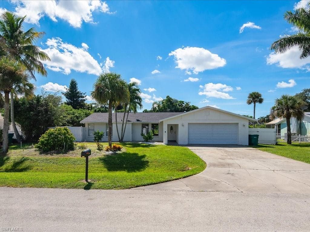 2488 Clipper WAY NAPLES, FL 34104