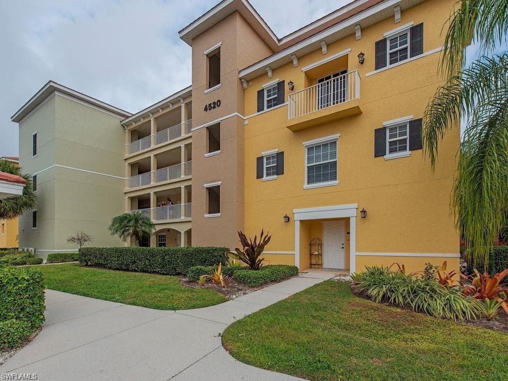 4520 Botanical Place CIR 405 NAPLES, FL 34112