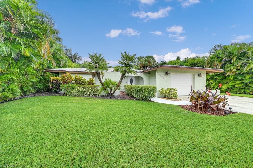 2520 Clipper WAY NAPLES, FL 34104