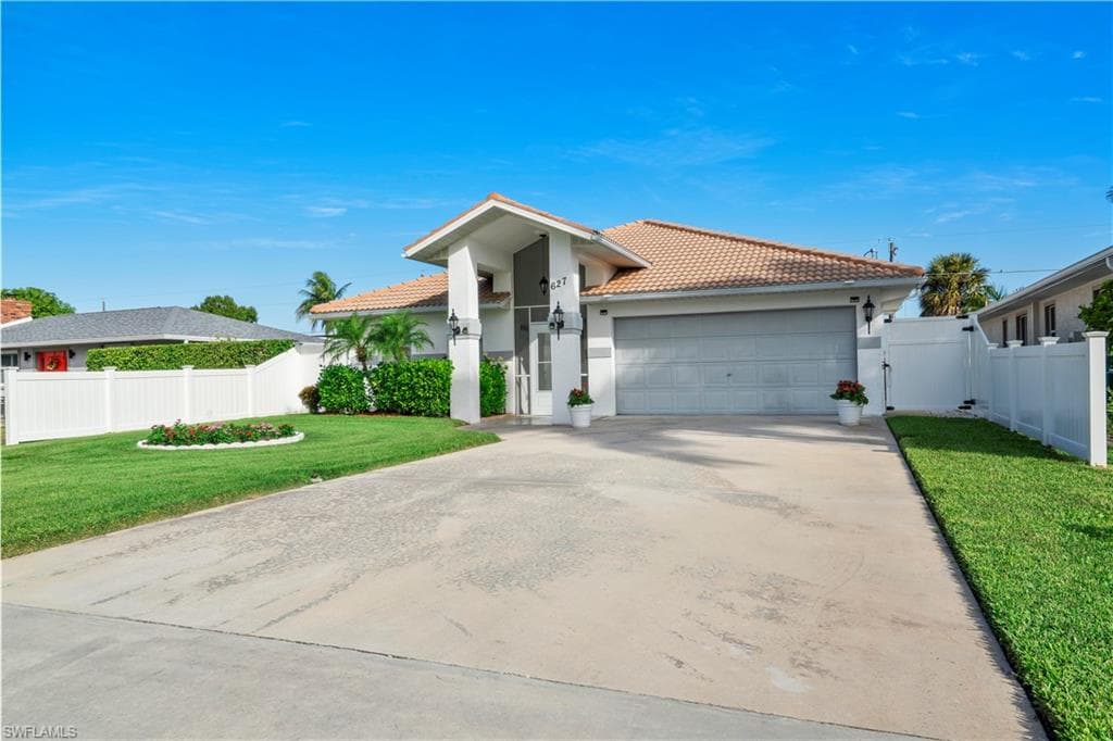627 94th AVE N NAPLES, FL 34108